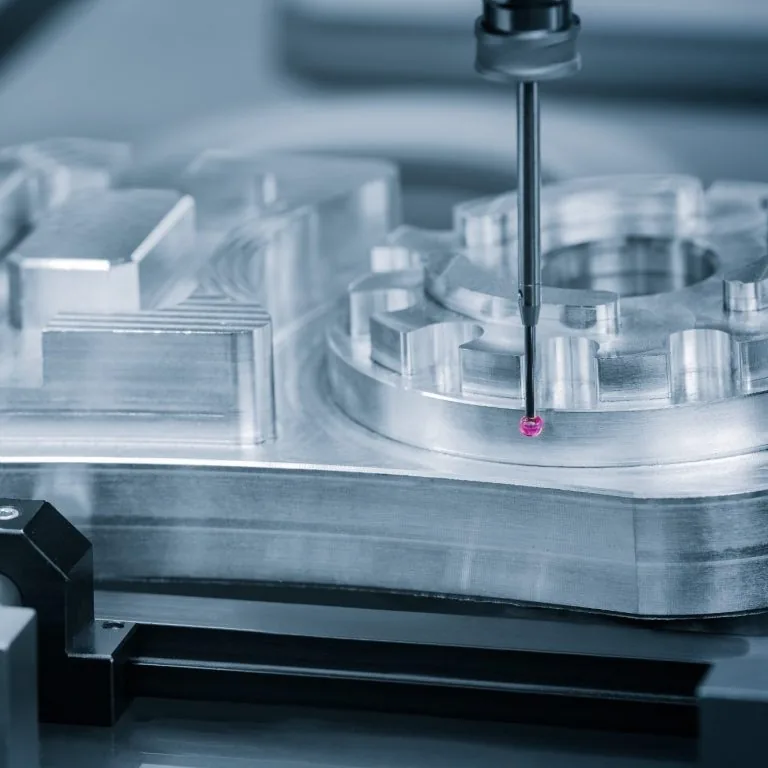 CNC-Bearbeitungszentrum beim Vermessen eines Werkstücks
