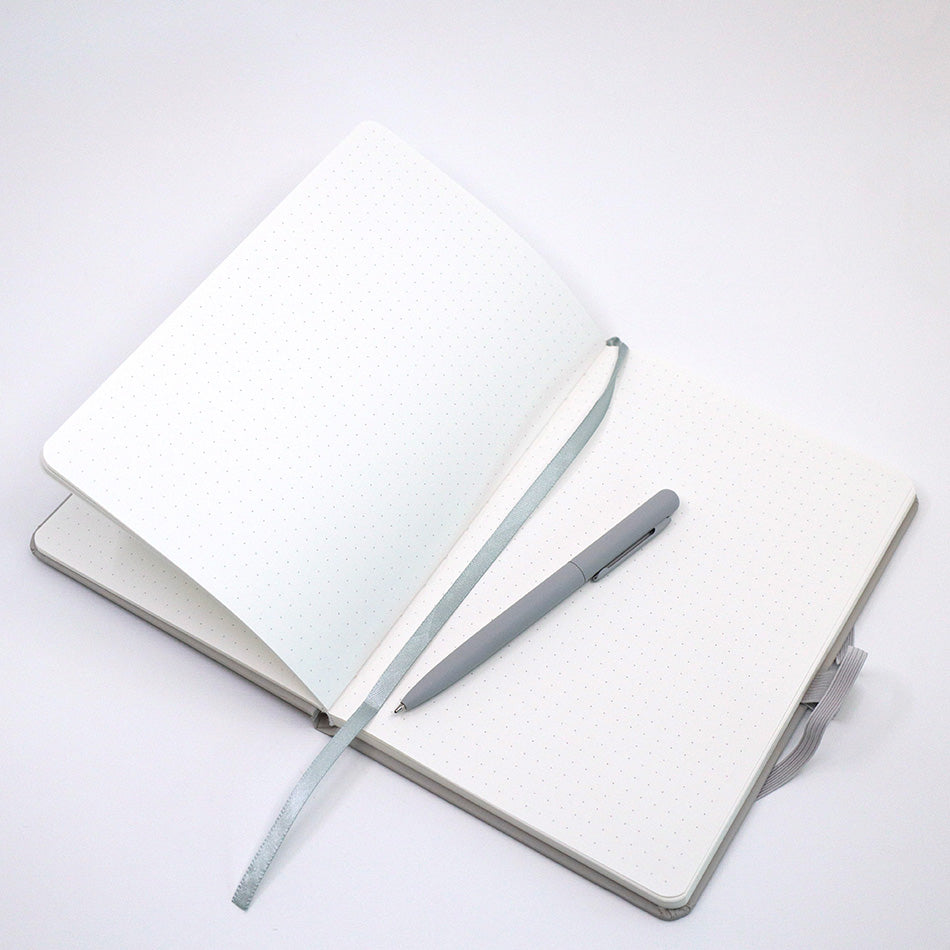 A5-Notizbuch mit gepunktetem Raster