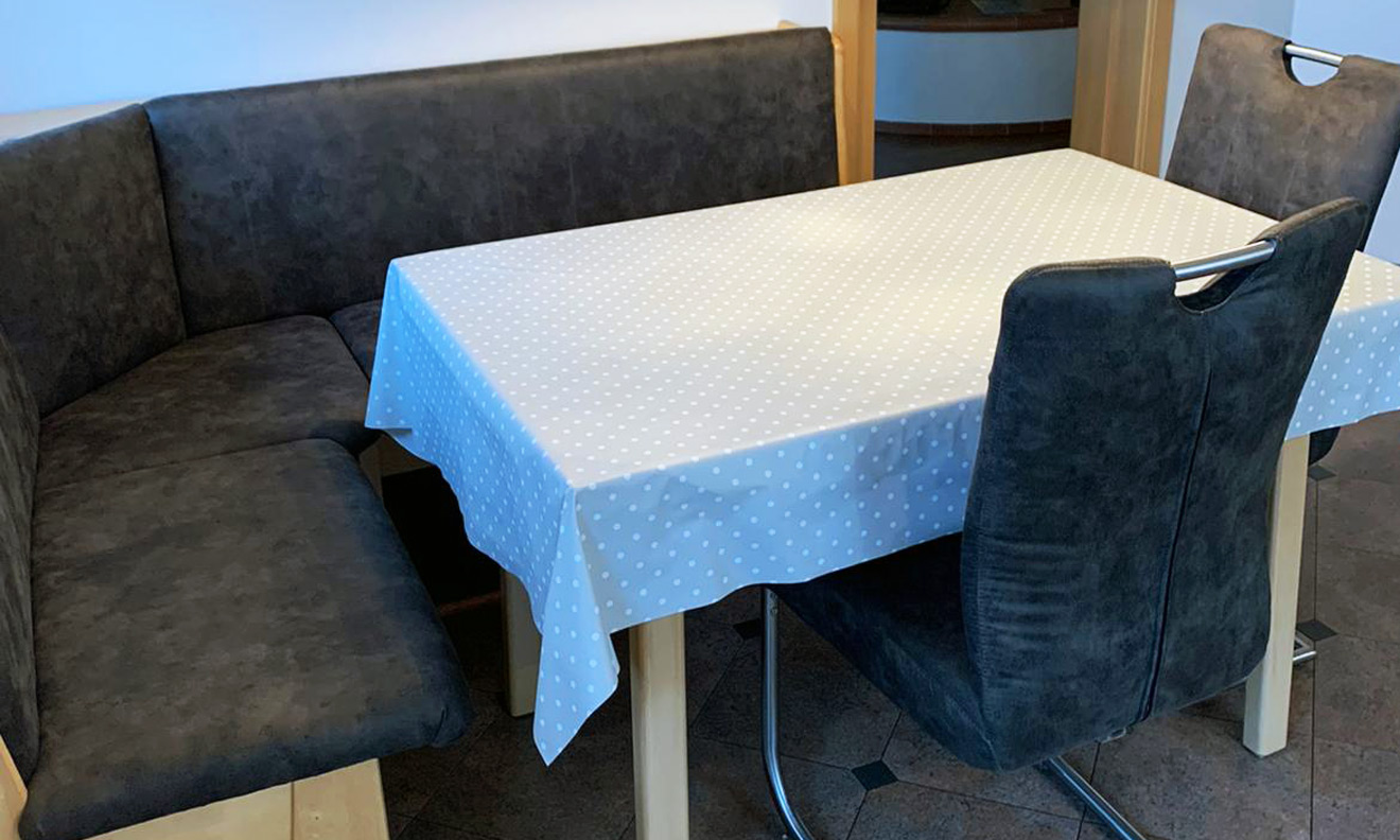 Polsterarbeiten an Sofa