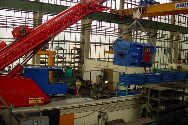 Autokran in der Werkstatt