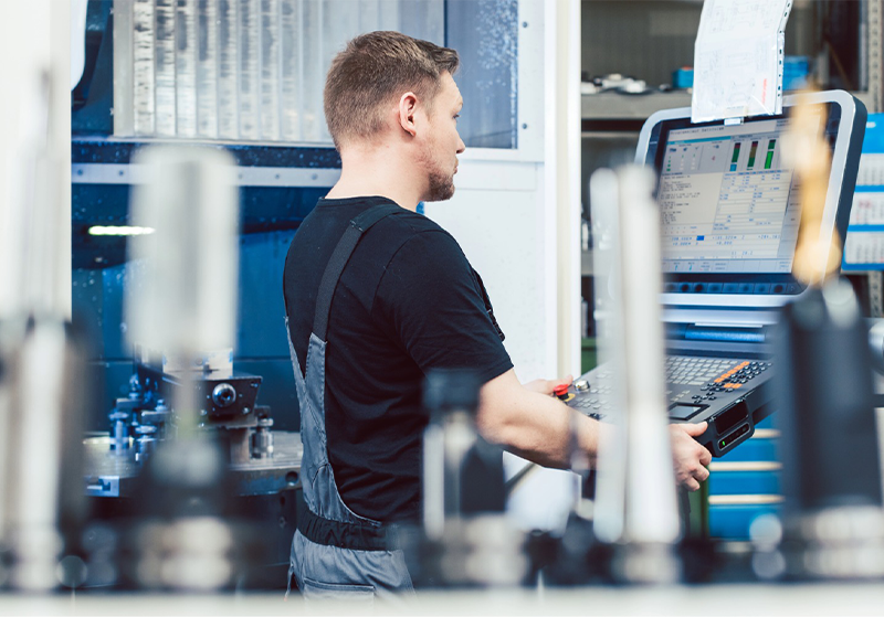 Bediener an der CNC-Maschine ohne Prozess­transparenz
