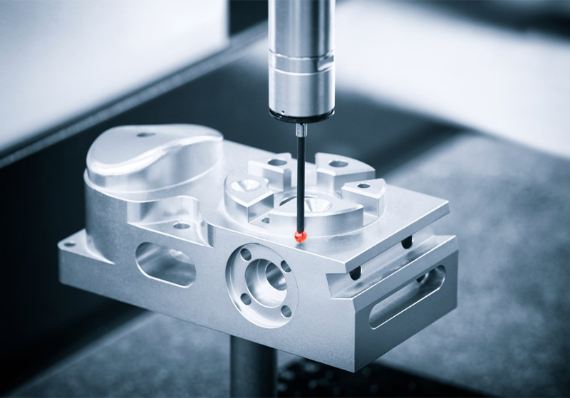 Manuelle Qualitätsprüfung am CNC-Bauteil ohne digitalen Zwilling