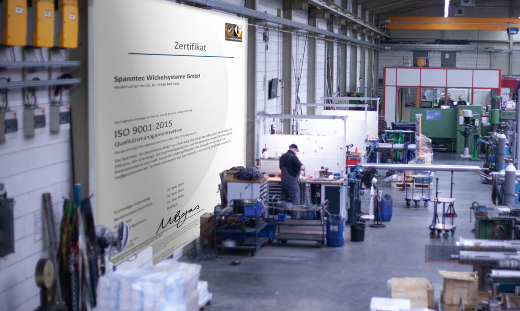 Montage des ISO-9001-Zertifikats in der Produktionshalle