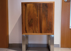 Flurschrank aus Nussbaum Vollholz mit Edelstahlkufen
