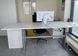 Elektrisch höhenverstellbarer Schreibtisch