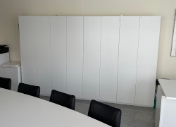 Aktenschrank mit Tablarauszug