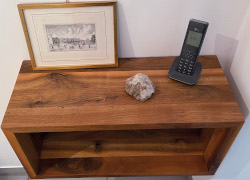 Telefonregal aus Nussbaum Vollholz