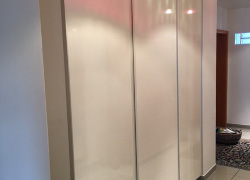 Schiebetürschrank mit Hochglanzfronten