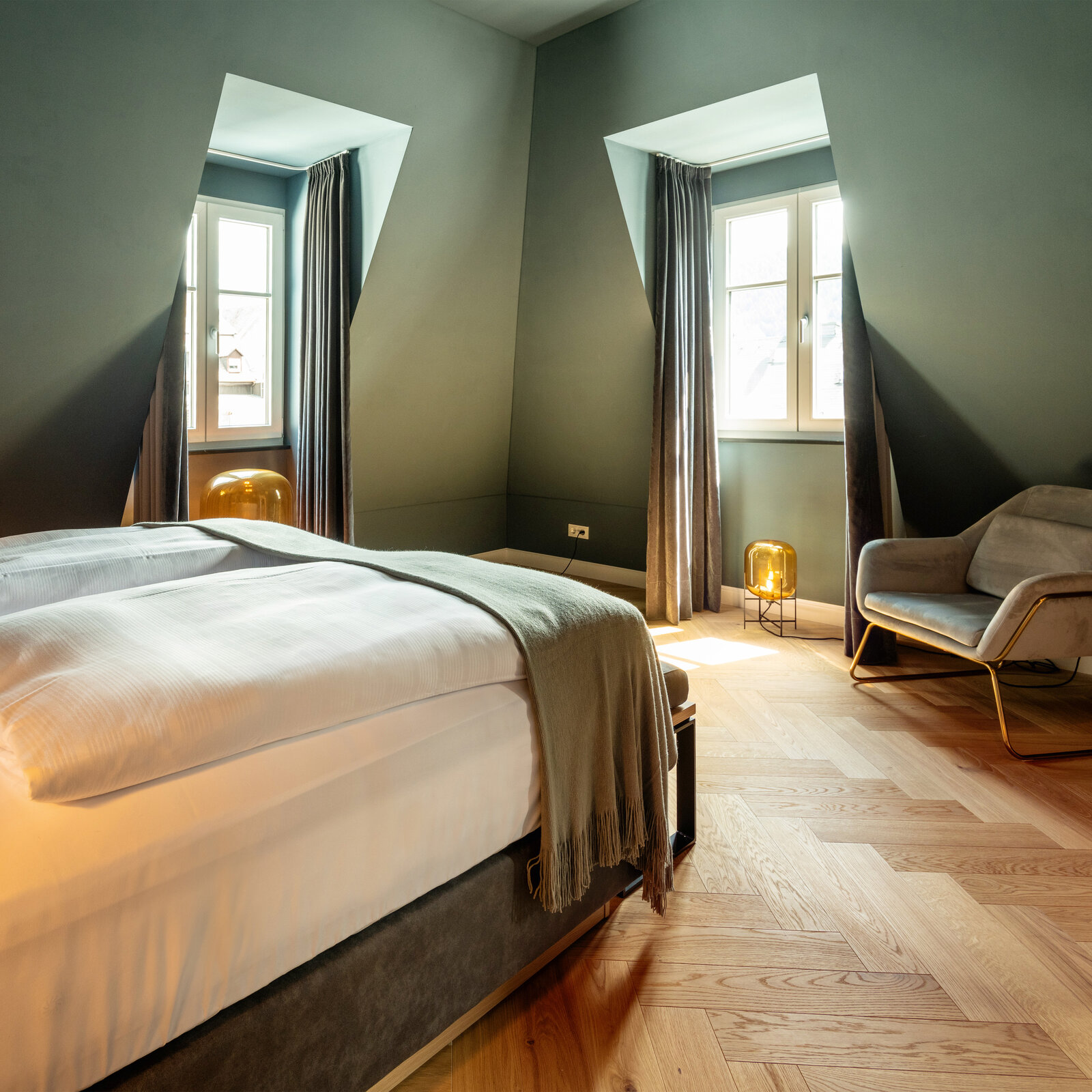 Hotelschlafzimmer mit Holzbett