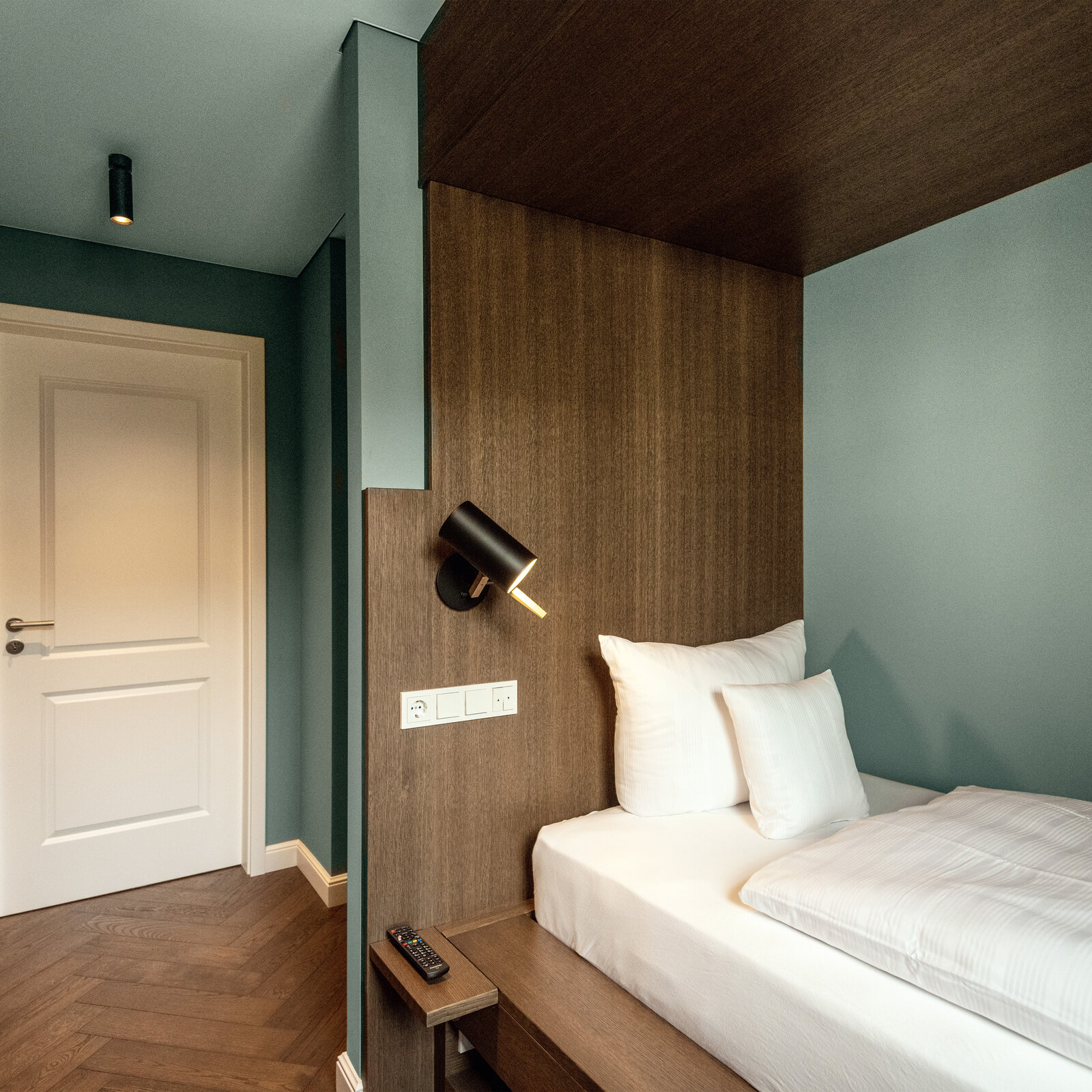 Holzbett und Holzwand für Einzelzimmer