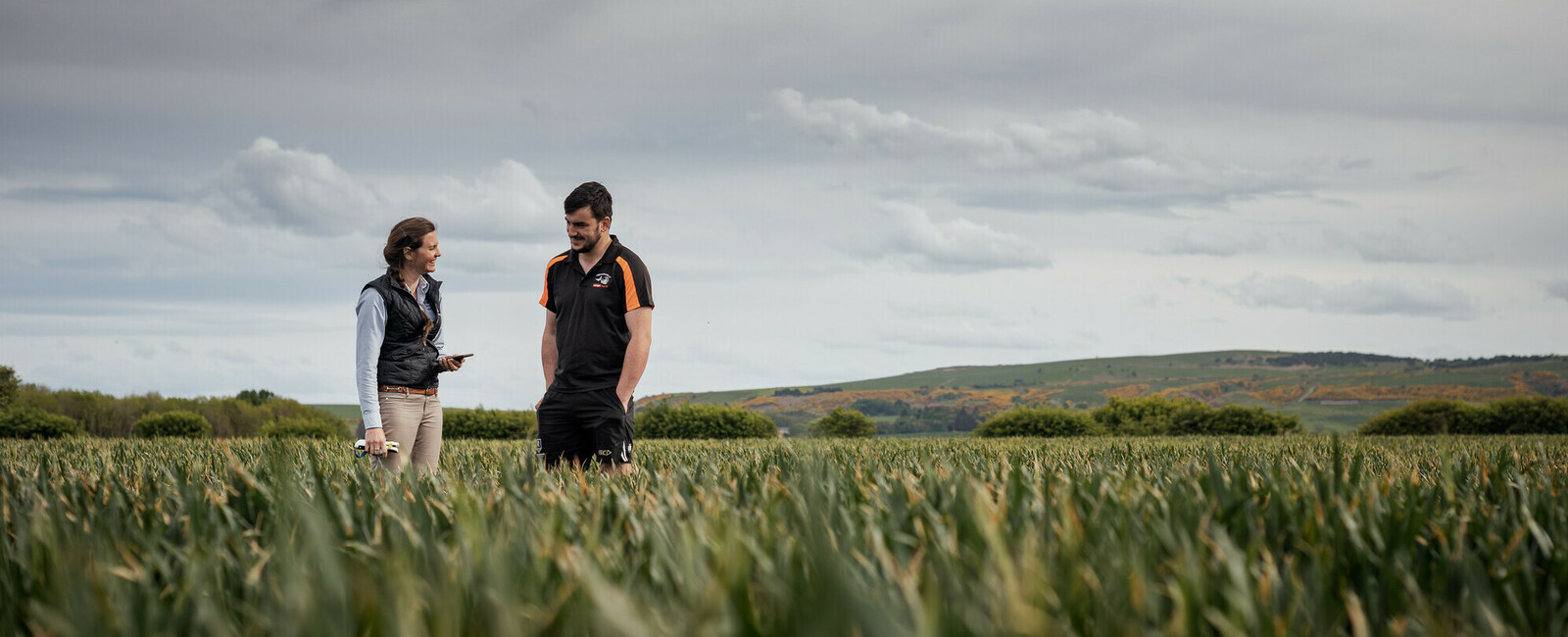 Yara-Agronomin berät eine Landwirtin