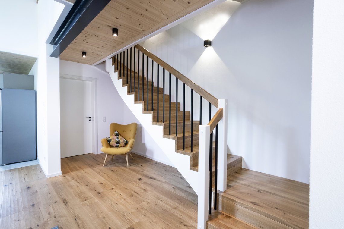 Treppe mit integriertem Handlauf