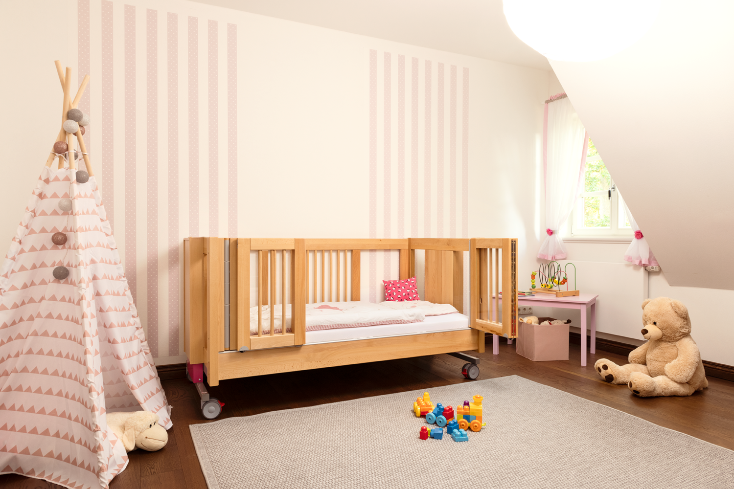 Kinderpflegebett EMMA 1 im Kinderzimmer