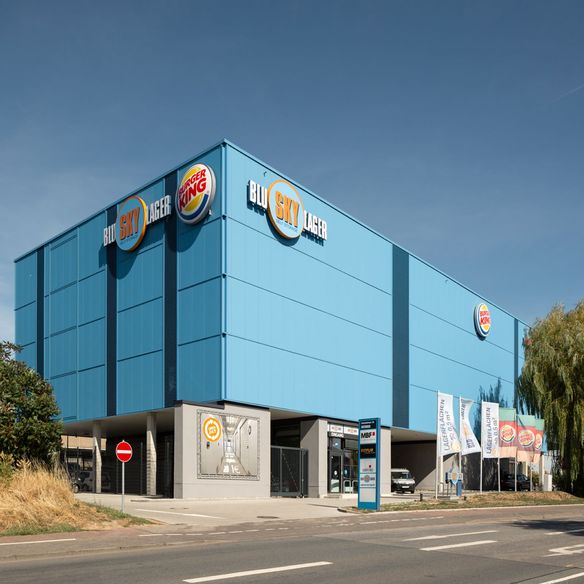 Blaue Fassade aus Paneelen an einem Industriebau