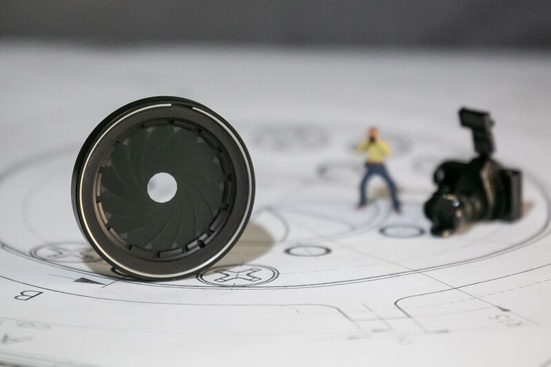Iris diaphragm for camera lenses