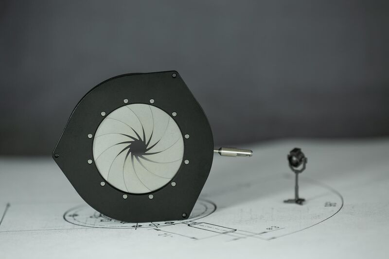 Iris diaphragm for lighting/headlights