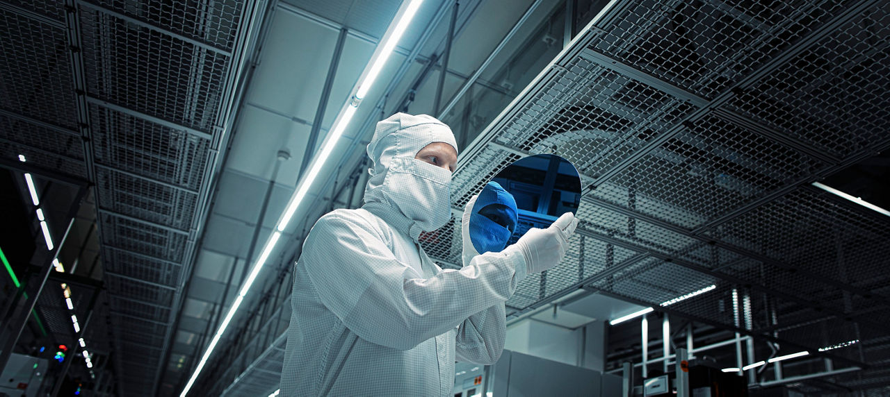 Ingenieurin mit Wafer in der Dresdner Fabrik