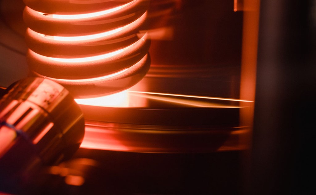 Melt-Spinning-Anlage in Betrieb – Herstellung ultrafeiner Metallfasern
