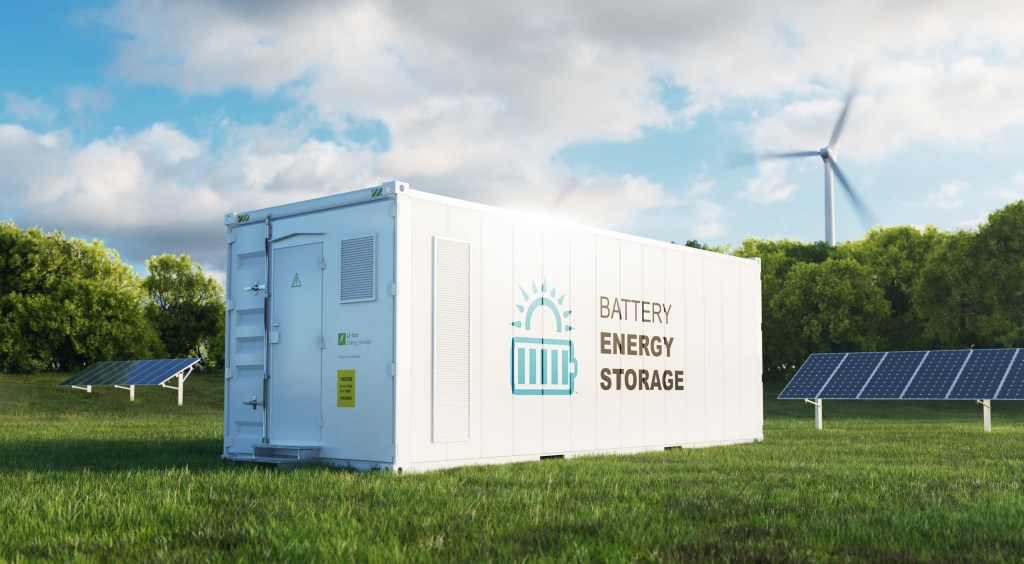 Batterie-Energiespeicher mit Solarmodulen und Windrad