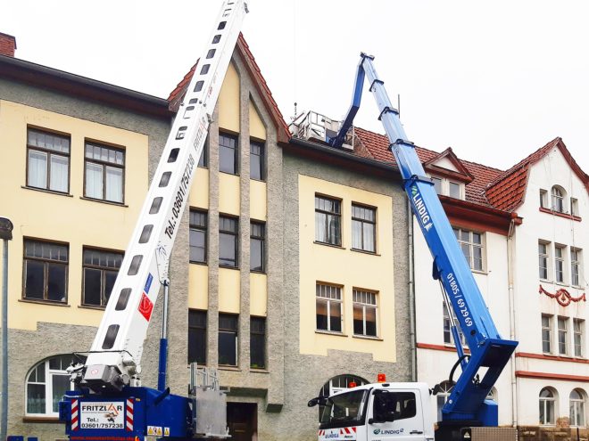 Arbeiten mit Kran und Hebebühne