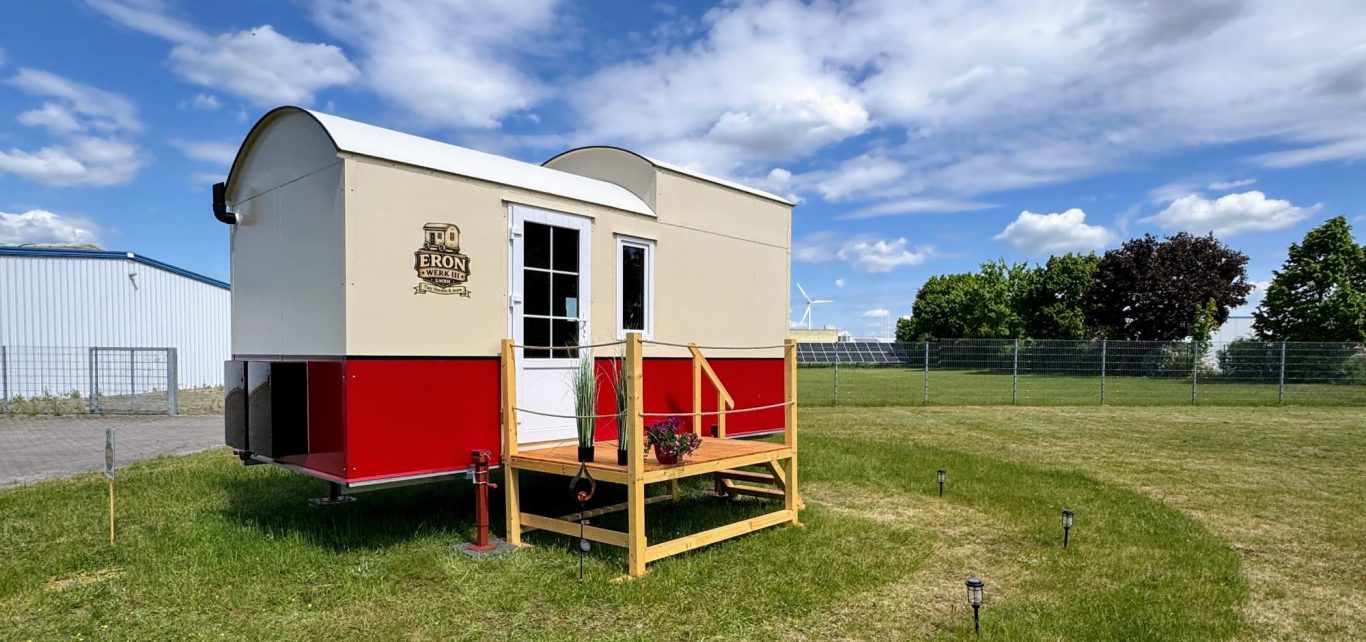Tiny House Red One (Außenansicht mit Runddach und Holzterrasse)