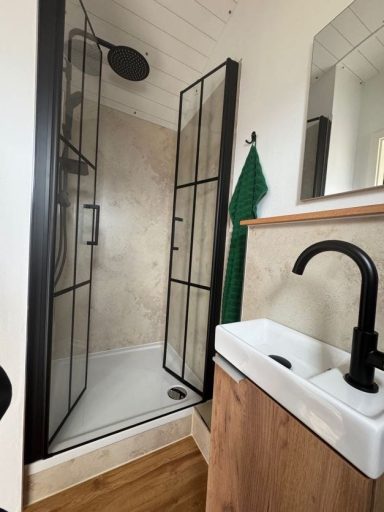 Bad mit Dusche und Waschbecken