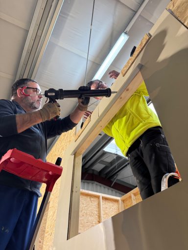 Abdichtungsarbeiten an der Fensteröffnung