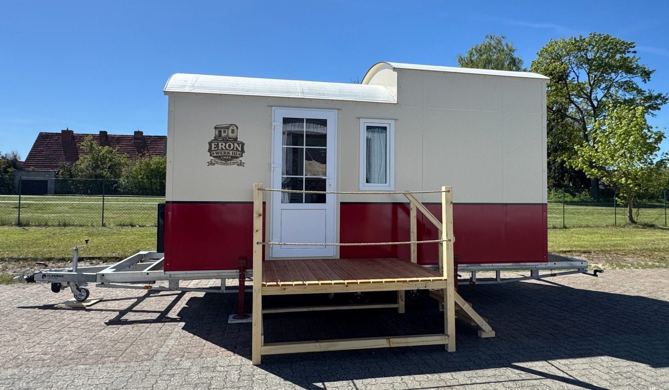 Red One auf PKW-Trailer mit Terrasse