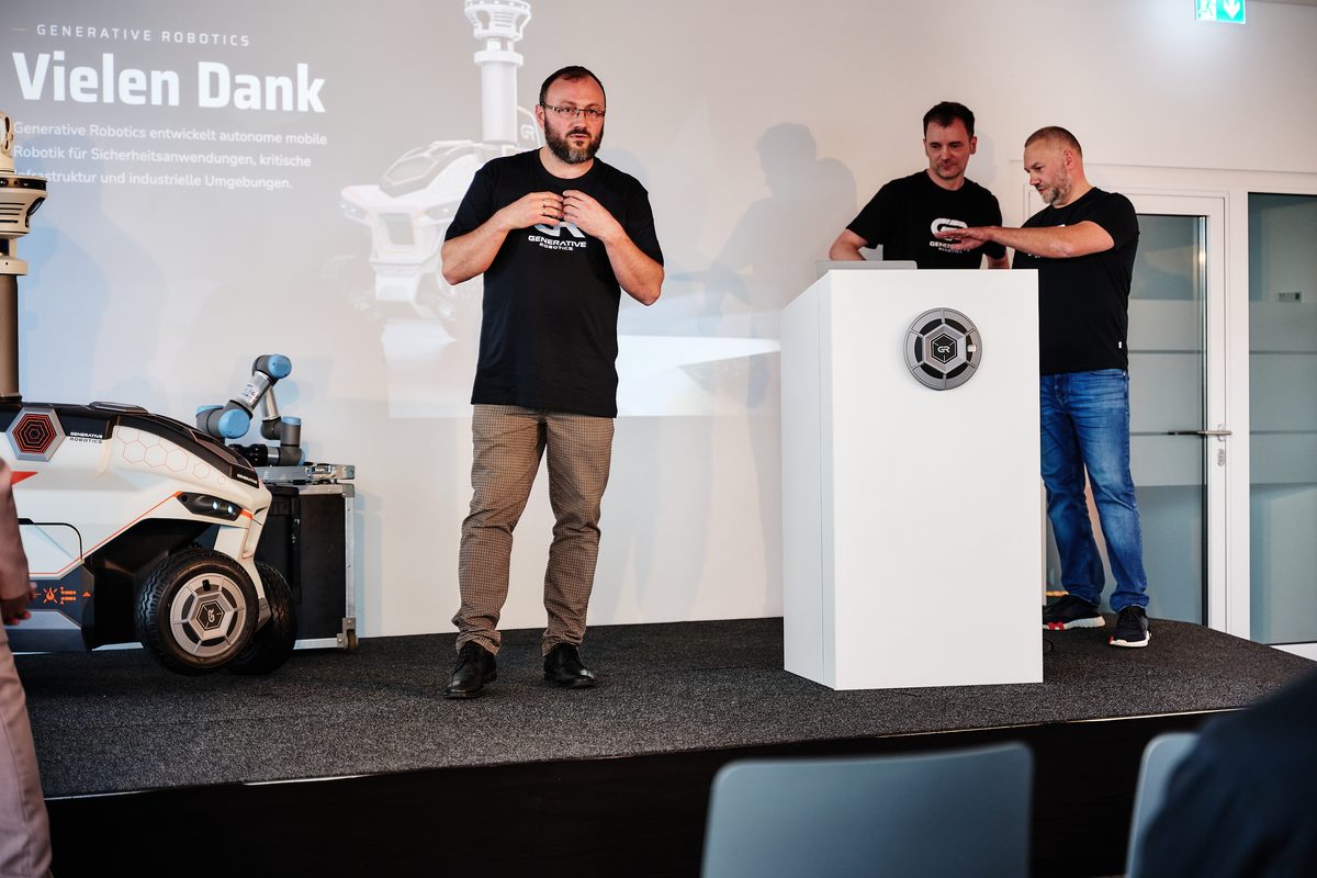 Gründerteam auf der Pressekonferenz mit GR-01