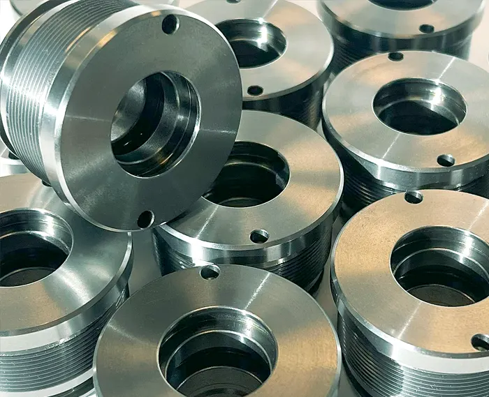 Lager mit Hydraulikkomponenten