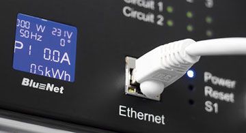 Anschluss eines Ethernet-Kabels an einem Bachmann-Gerät