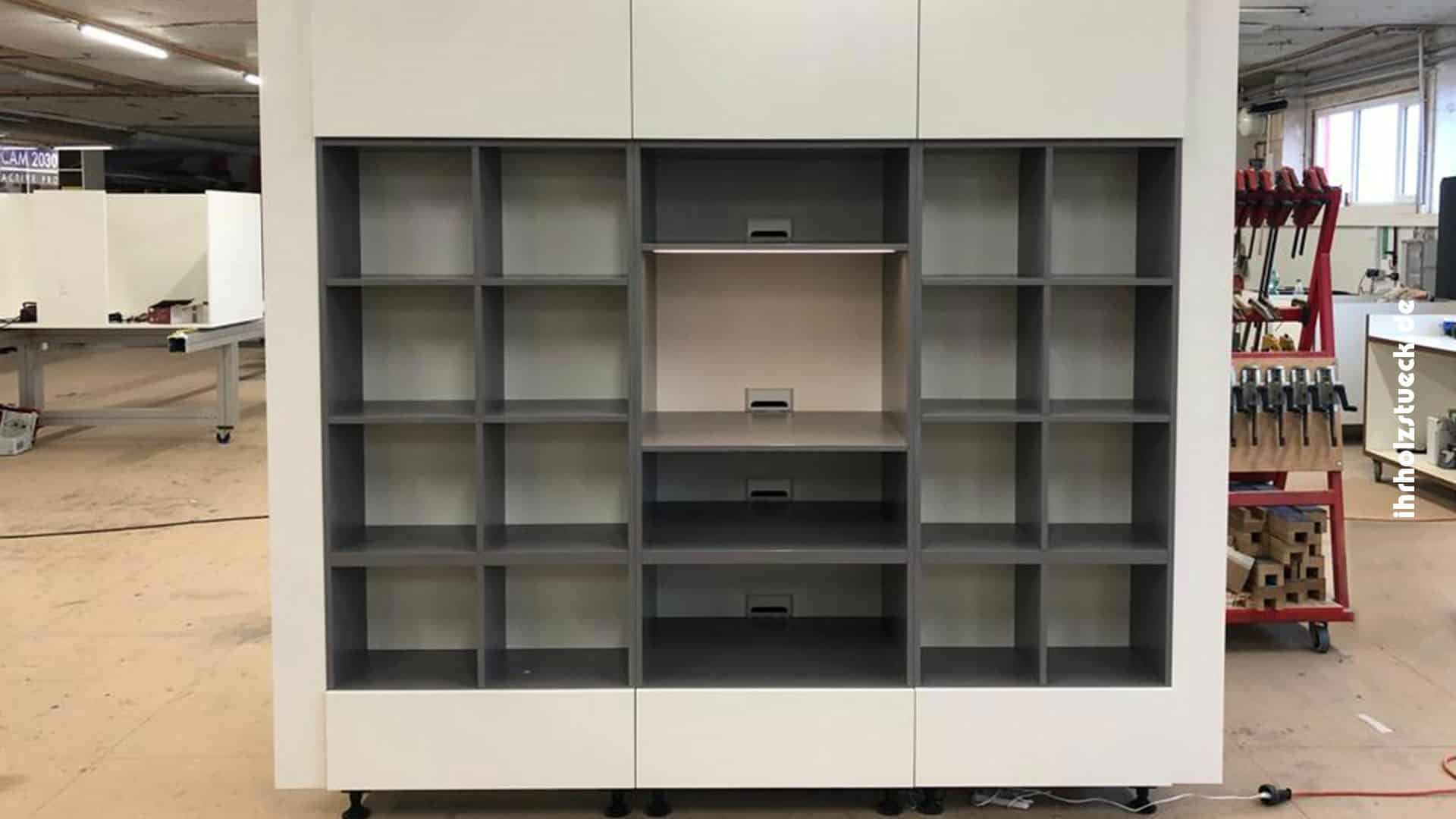 Regale für HiFi-Komponenten und Schallplatten