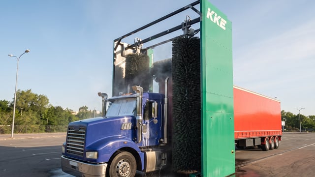 KKE Drive-Through-Gantry wäscht einen Pritschenwagen auf dem Depot