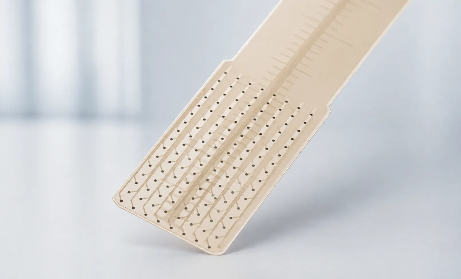 Biokompatibles Feinstruktur-Substrat mit LCP