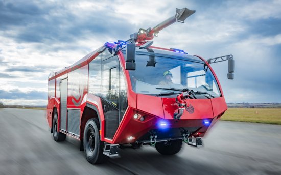 Flugfeldlöschfahrzeug im Einsatz