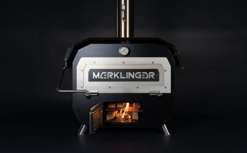 Holzbackofen beim Pizzabacken