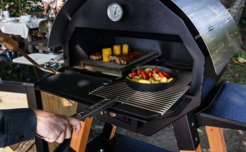 Holzbackofen mit Abstandsrost und ausziehbarem Grillrost