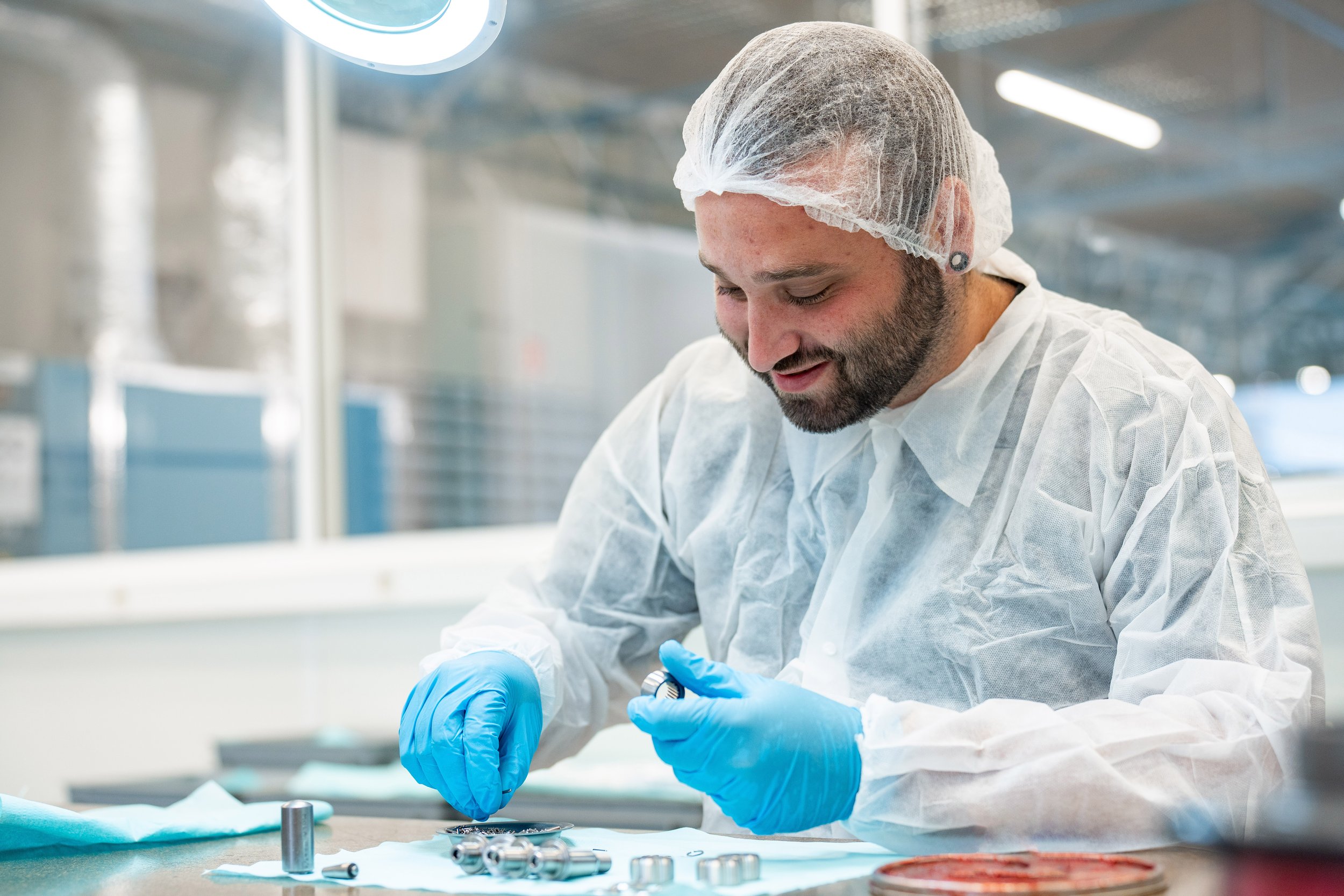 Prüfung mechanischer Kleinkomponenten im Labor