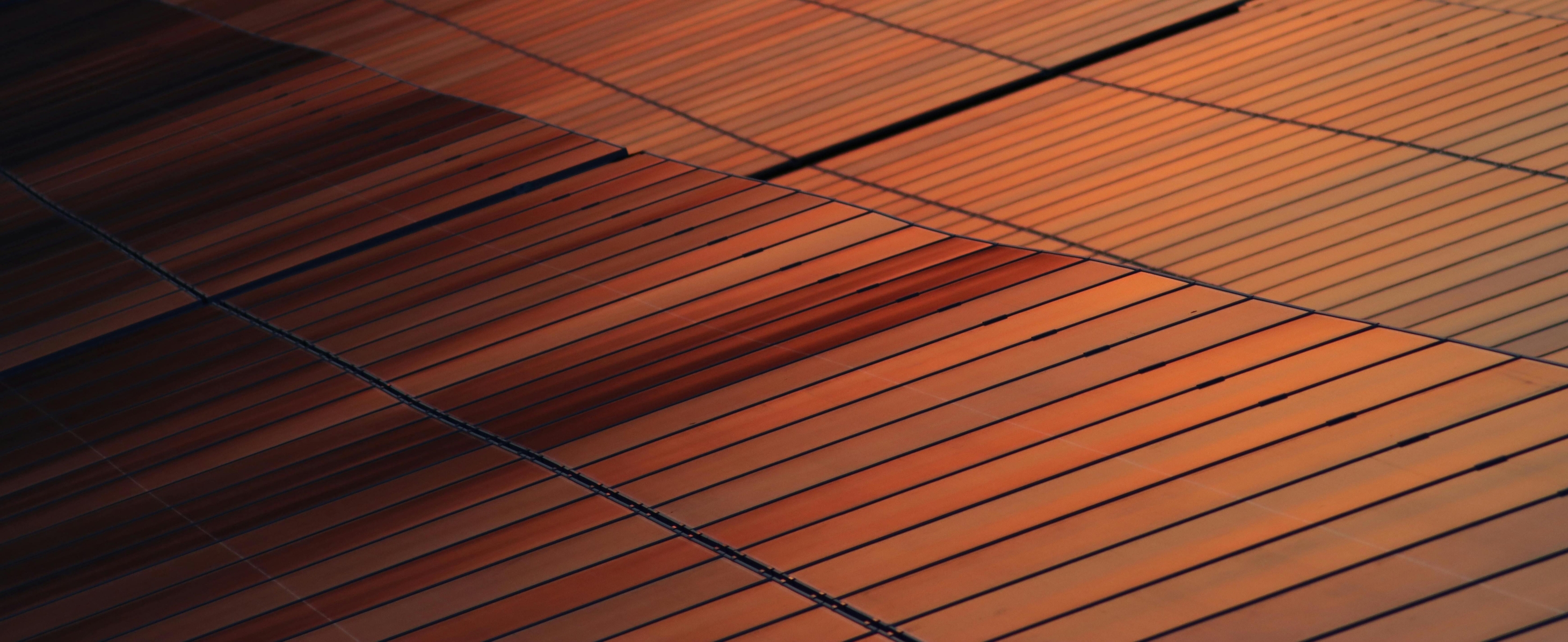 Solarpaneele im Sonnenuntergang
