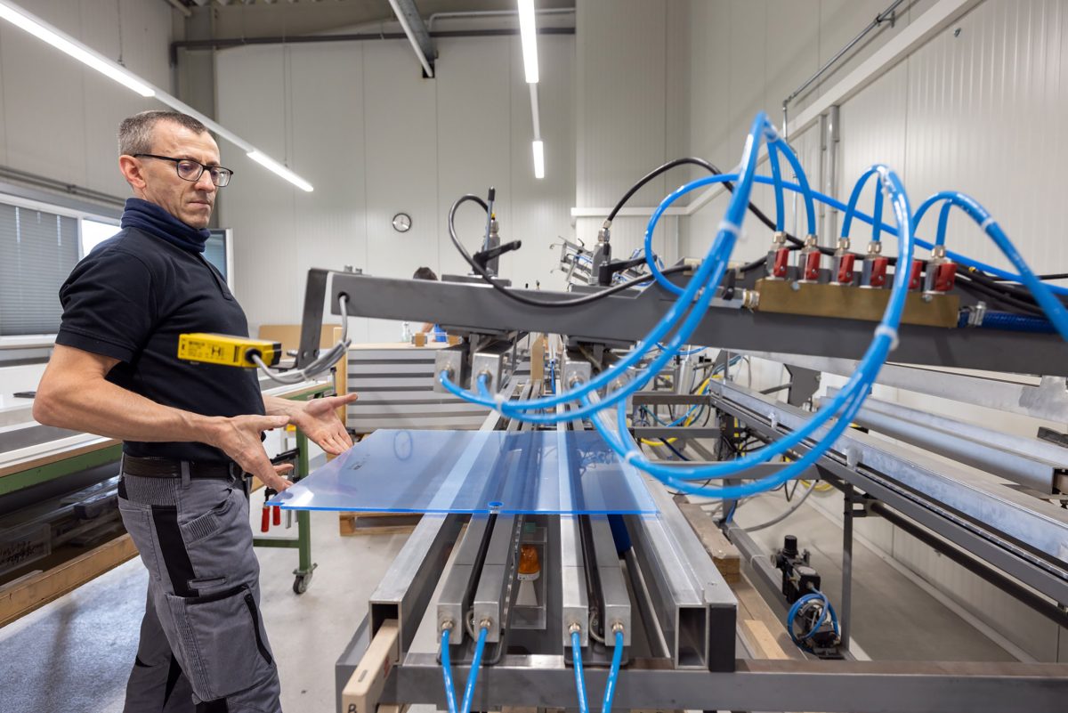 Gepollierte und verklebte Acrylglaskonstruktion