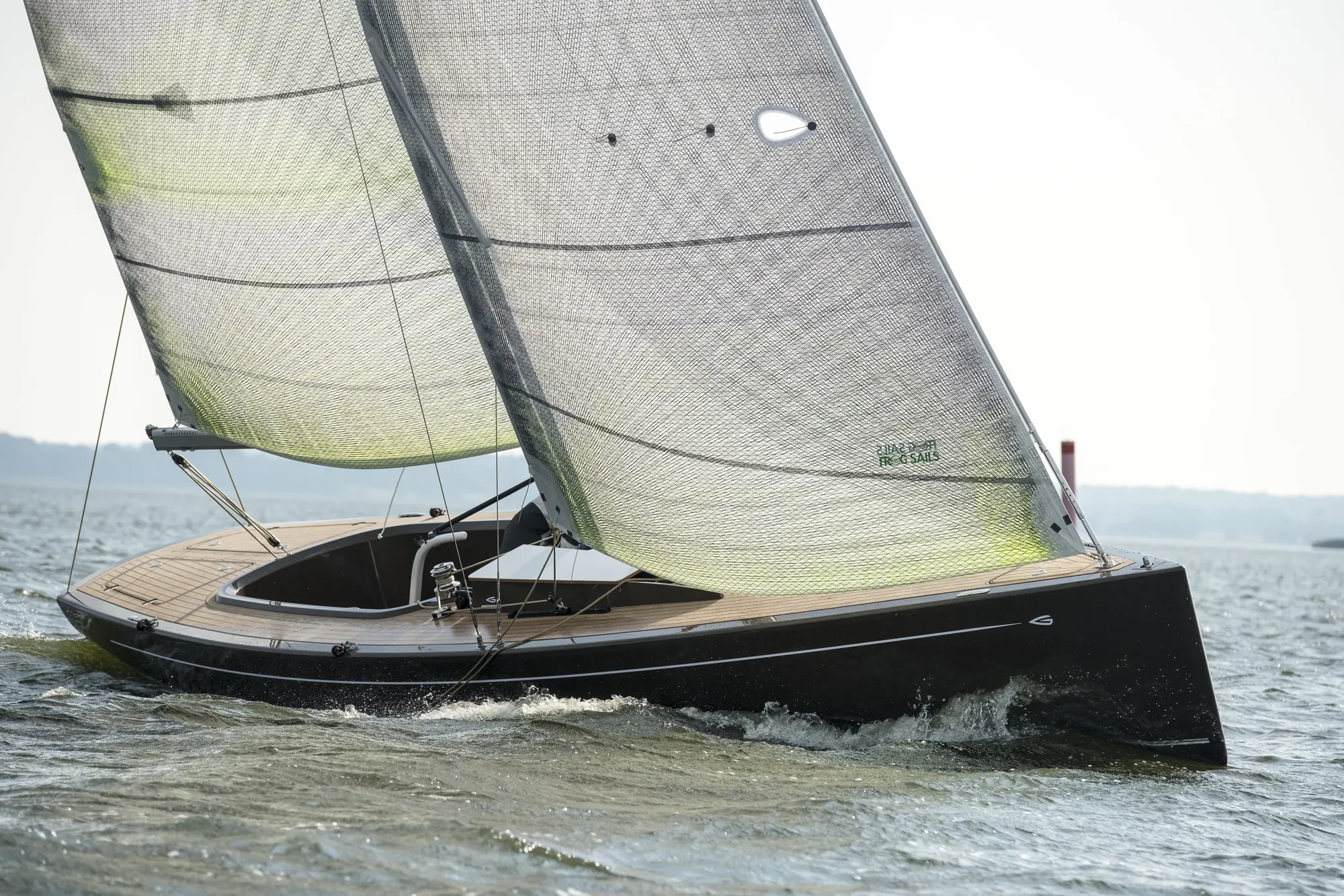 FLAX27 – 27-ft-Daysailer aus Naturfaserverbund