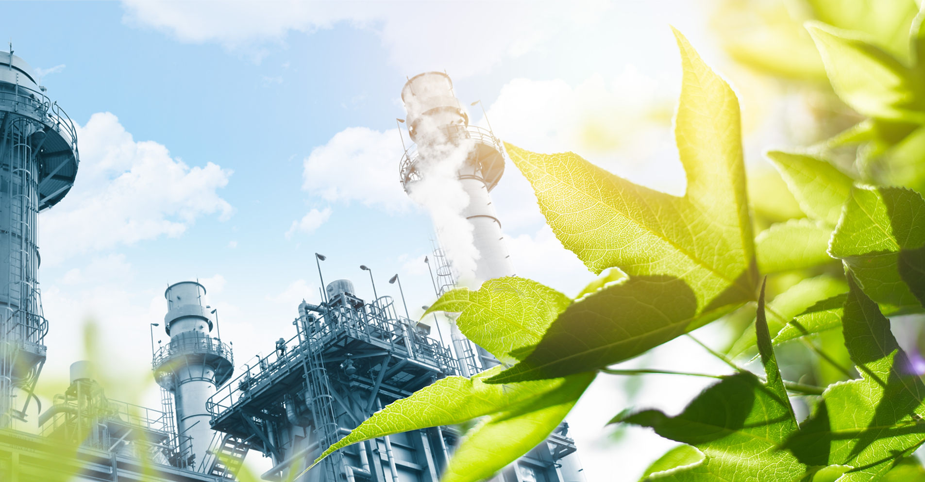 Industrieanlage mit Fokus auf Umwelt und CO2-Ausstoß