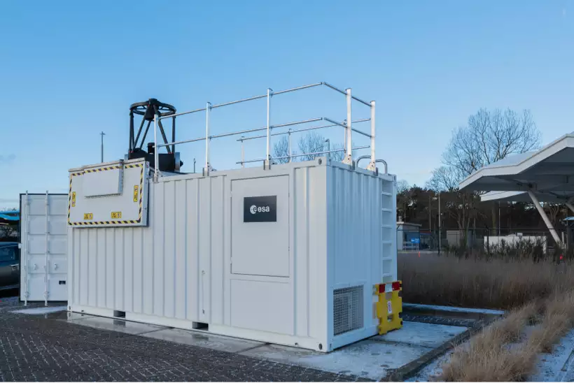 ESA Control-Room-Container mit vibrationsentkoppelter Hebeplattform