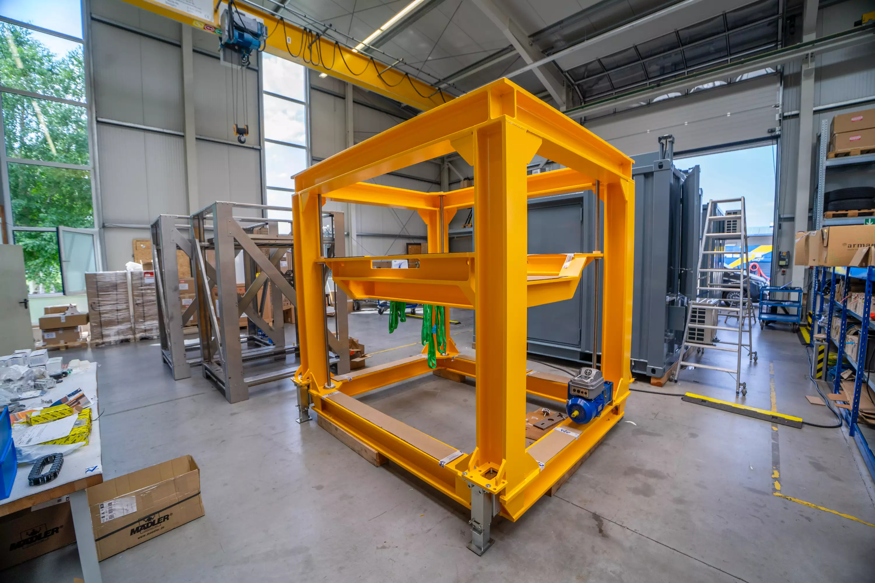 Hebeplattform zum Einbau einer WTW-Antenne in einen 20-ft-Container