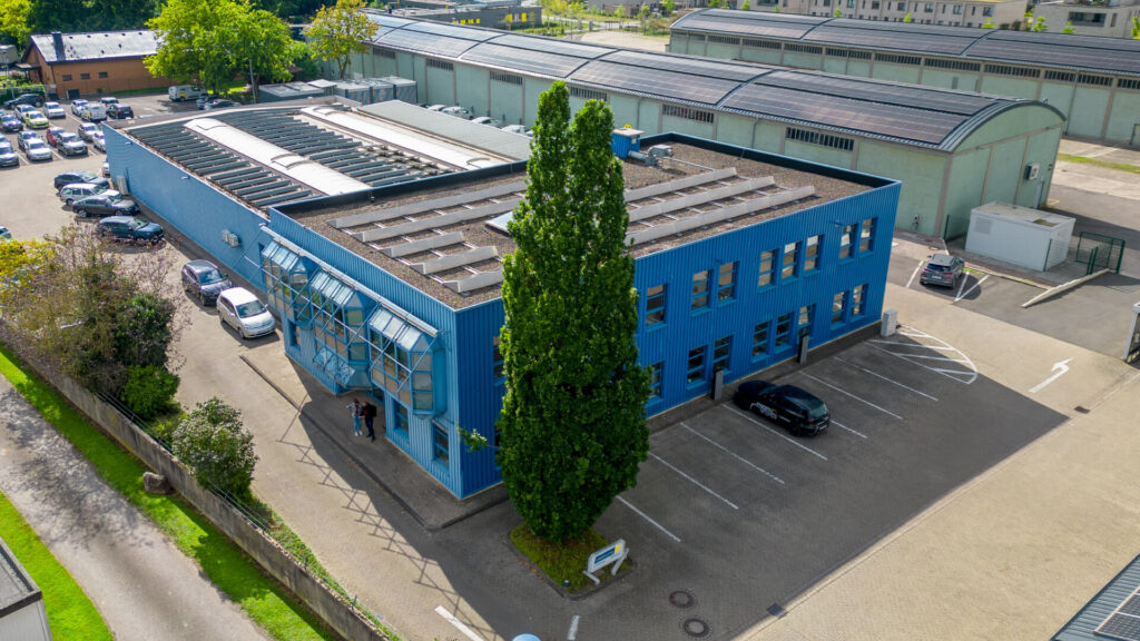 Team vor Firmengelände Hameln