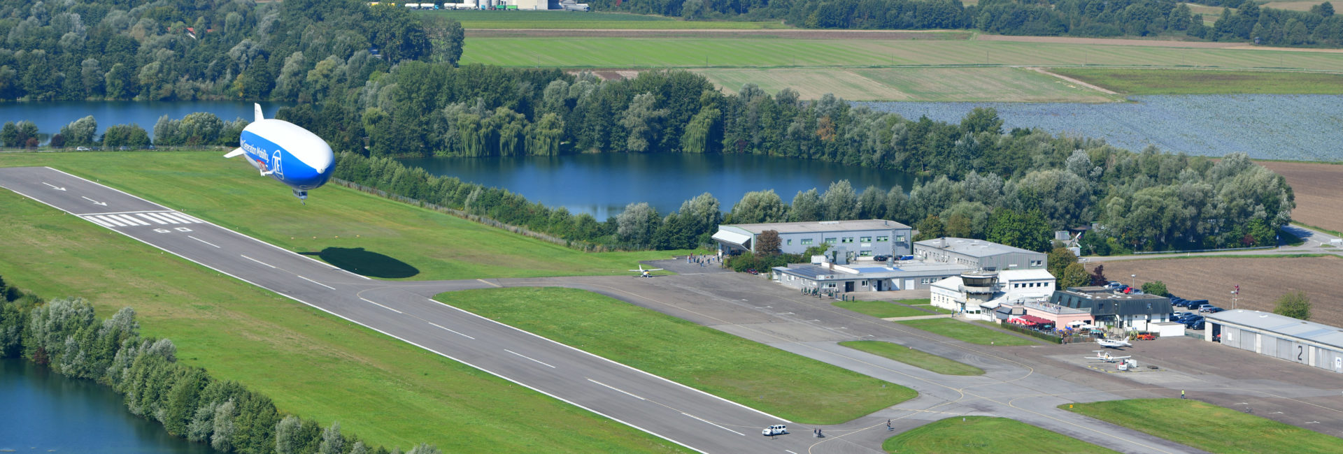 Zeppelin NT im Anflug auf Piste 09
