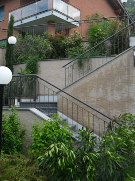 Stahltreppen mit Handlauf