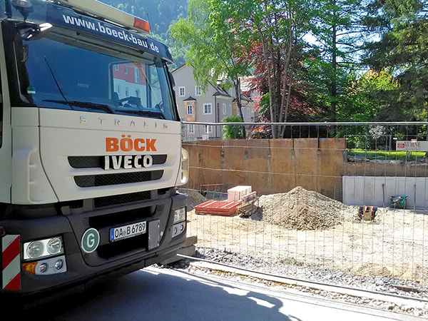 Fuhrpark mit Mobilkränen und Bagger
