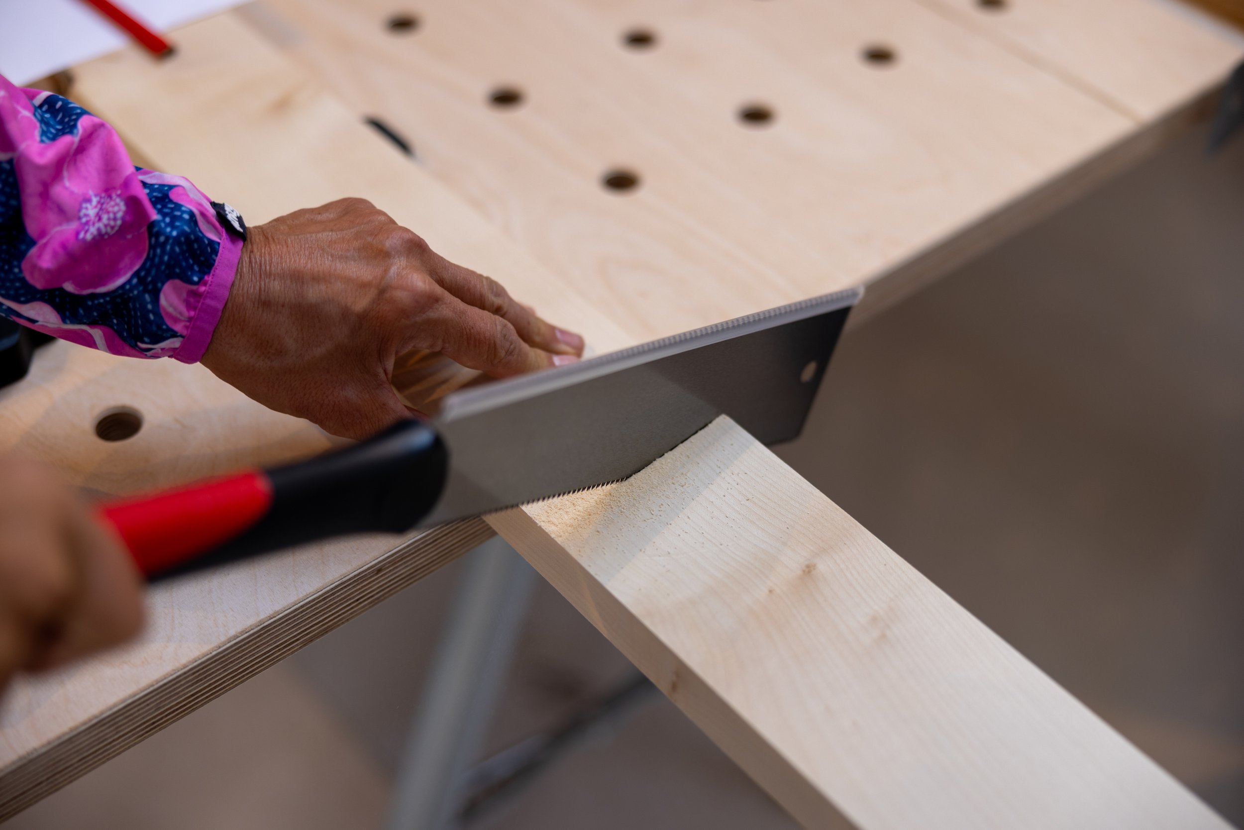 Handsägearbeit an der Werkbank