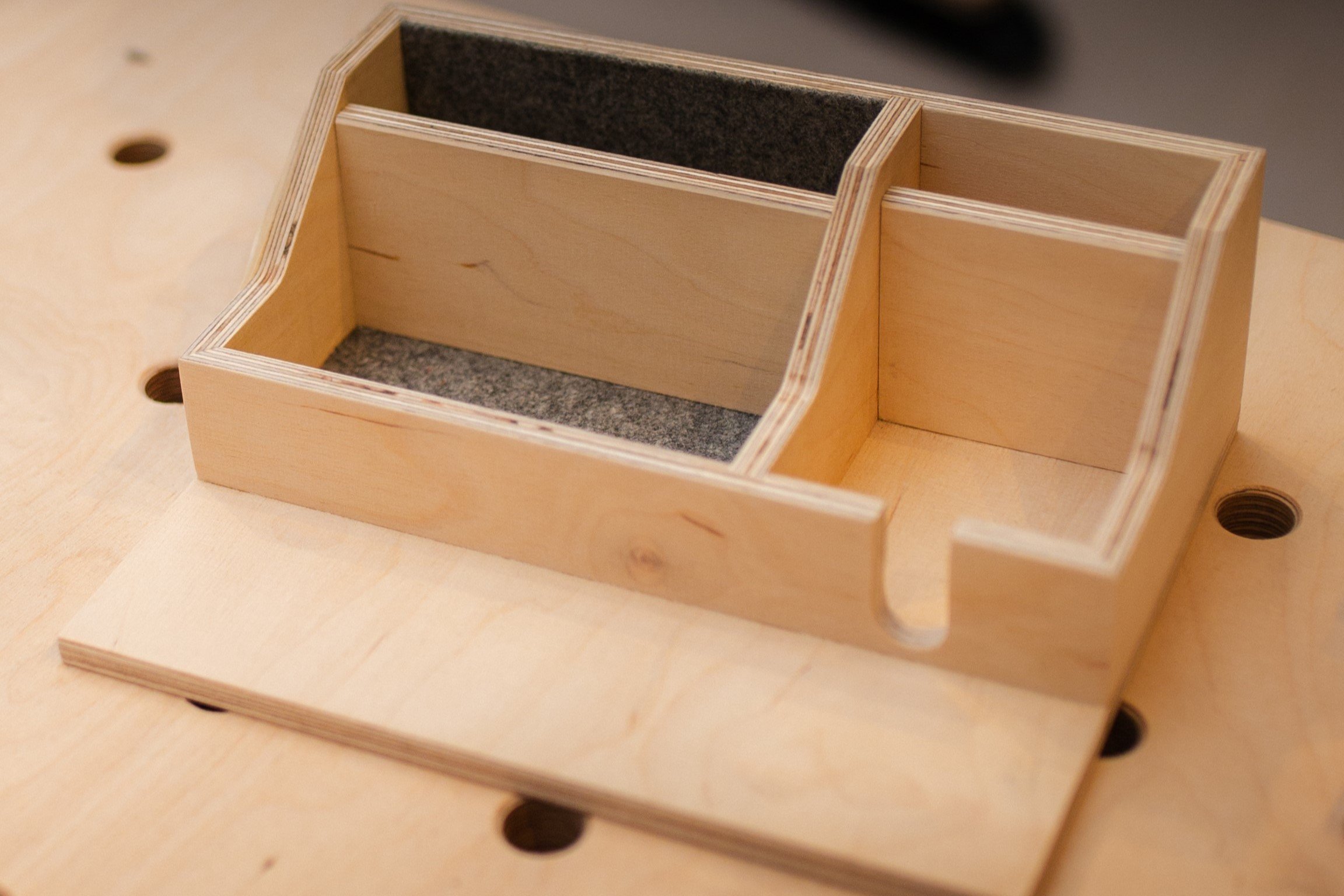 Desk-Organizer aus Multiplex Birke